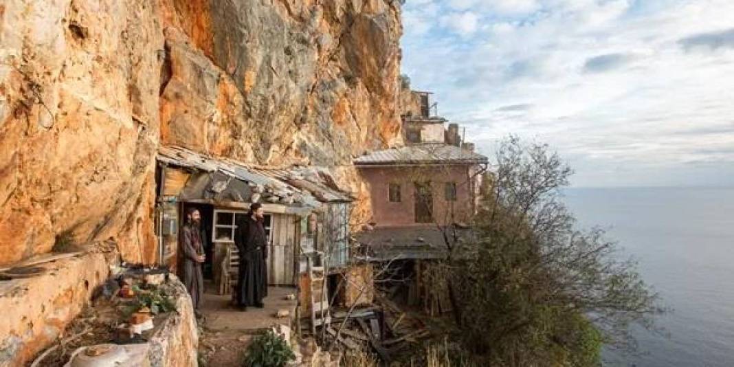 Kadınlar bırakın girmeyi 500 metre bile yaklaşamıyor: Bu adada sadece erkeklere izin var! 7